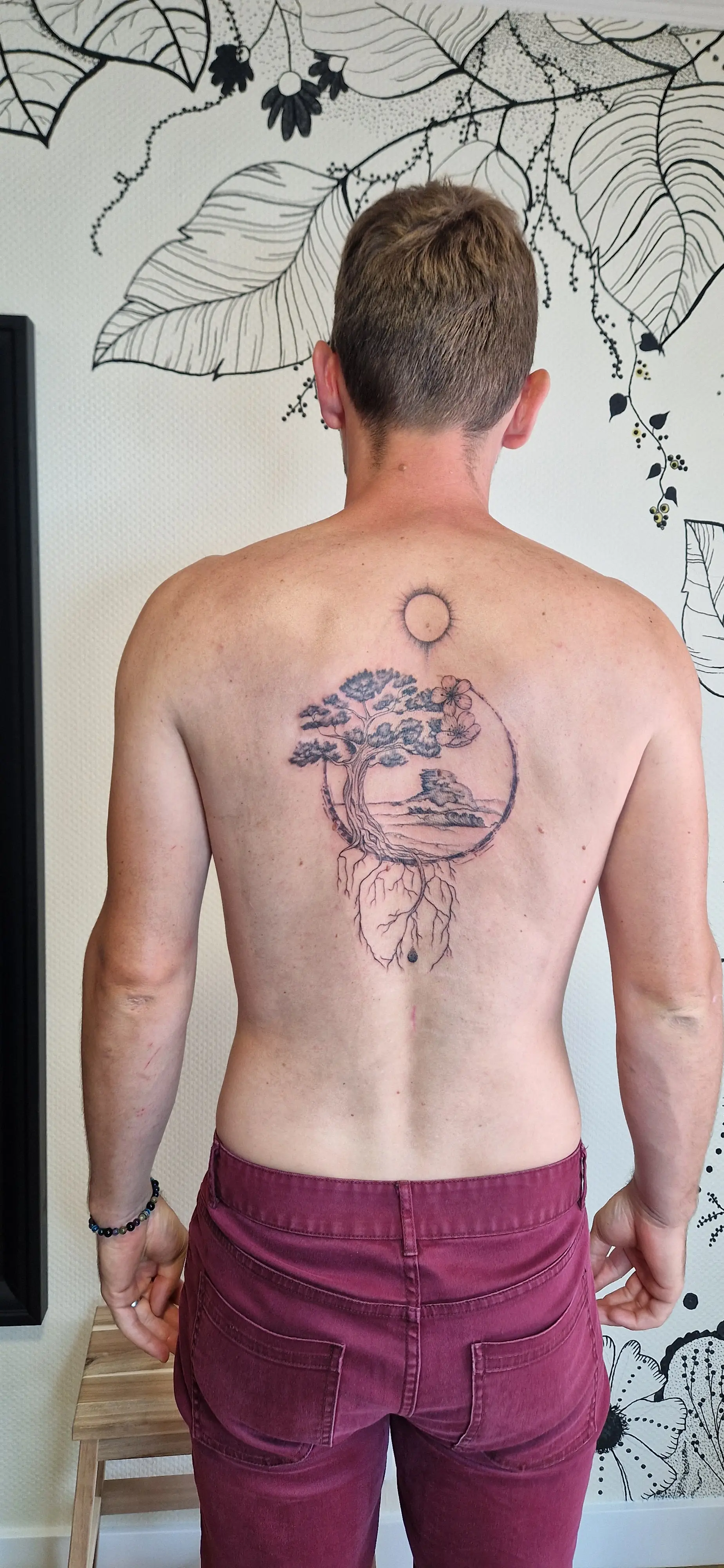 Tatouage d'arbre sur le dos.