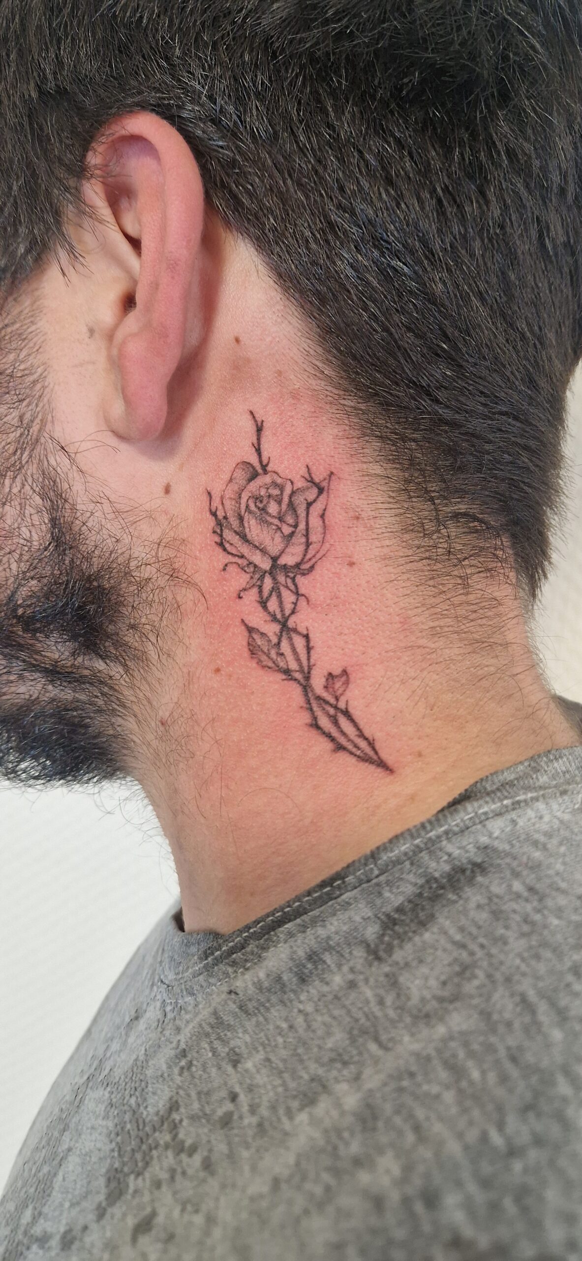 Rose fineline dans le cou 