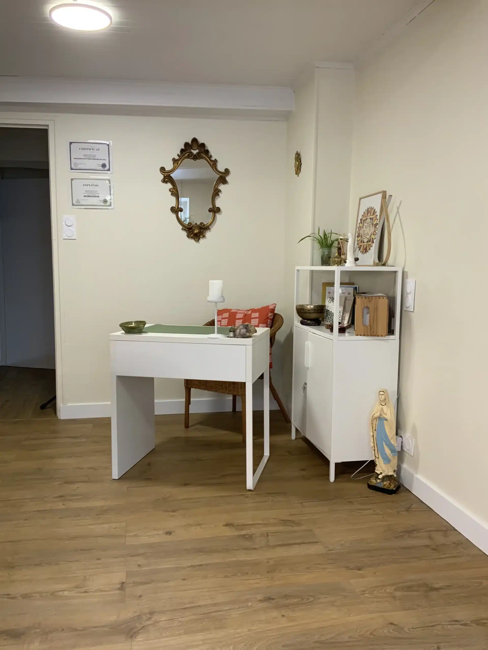 Petit bureau dans la salon.