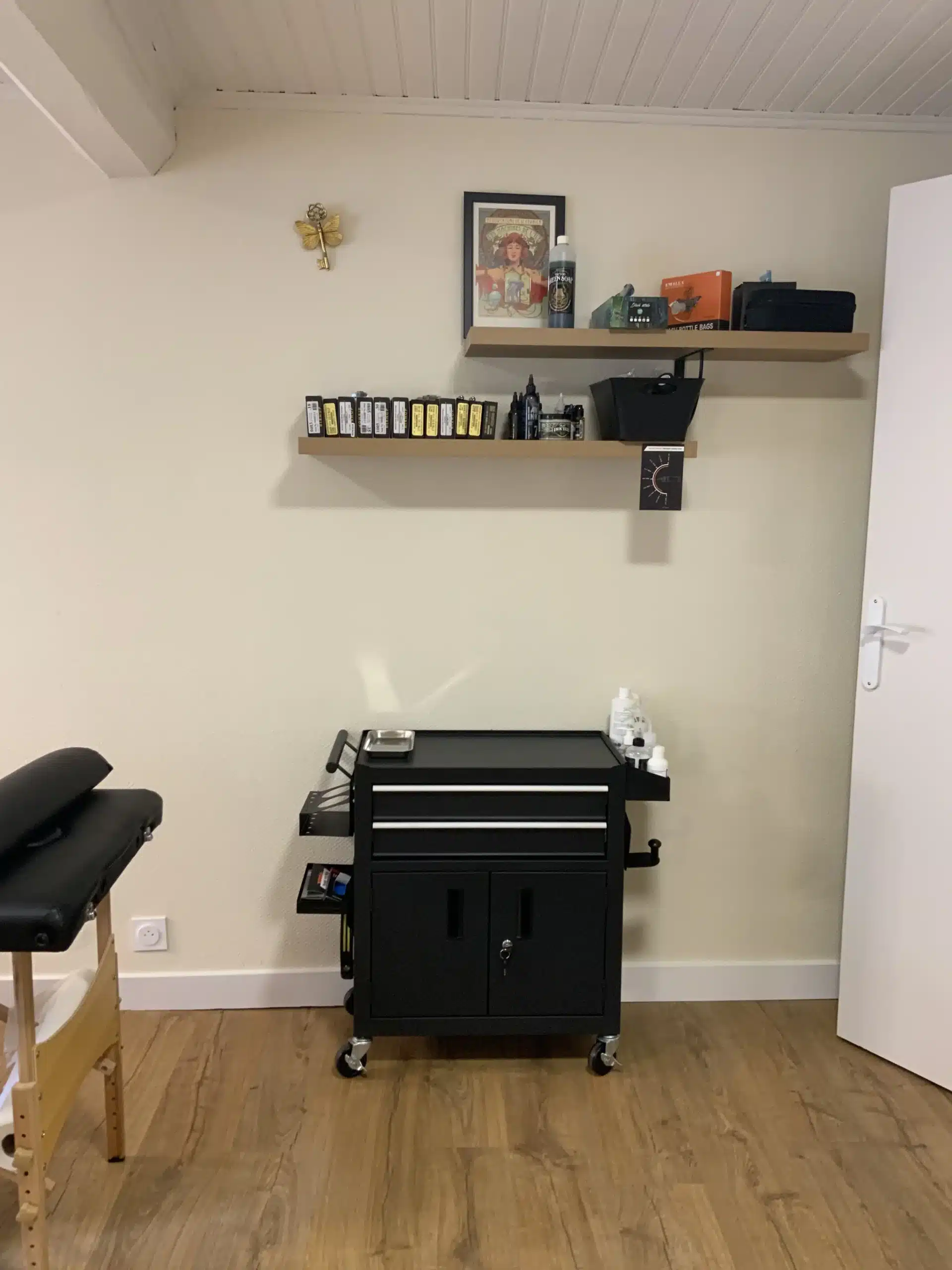 Desserte pour matériel de tatouage.