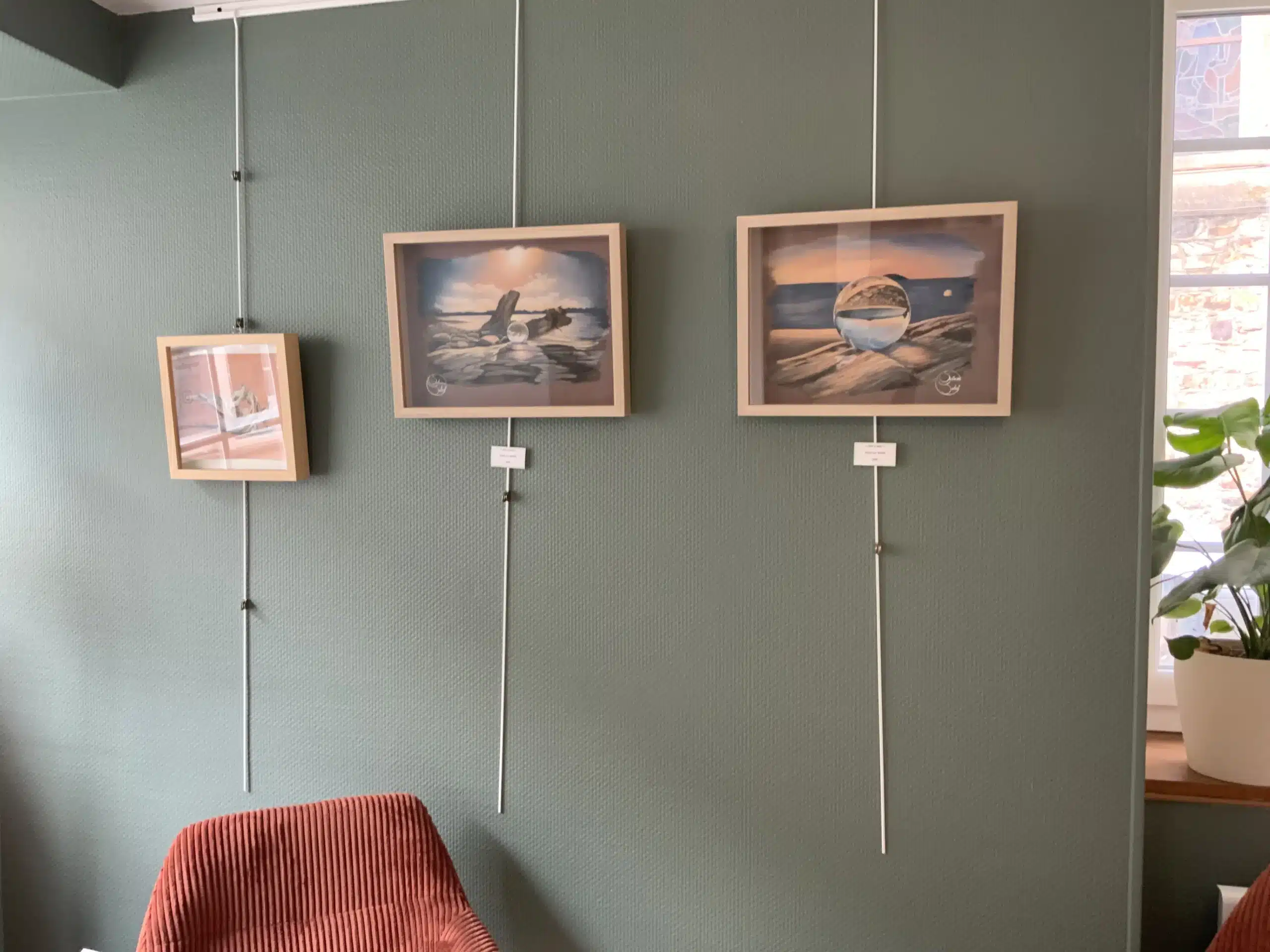 Tableaux exposés à l'accueil du salon.