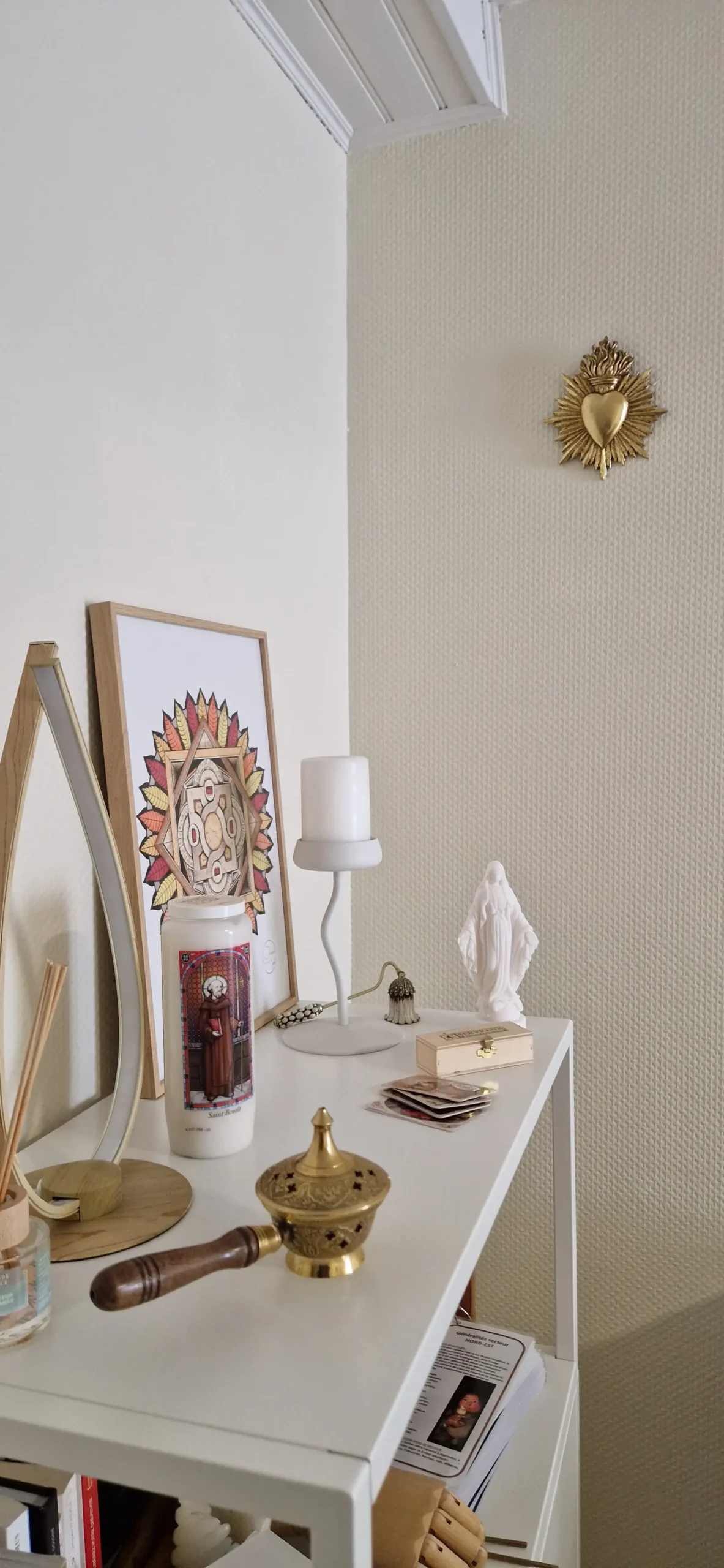 Petit temple dans le salon de tatouage.