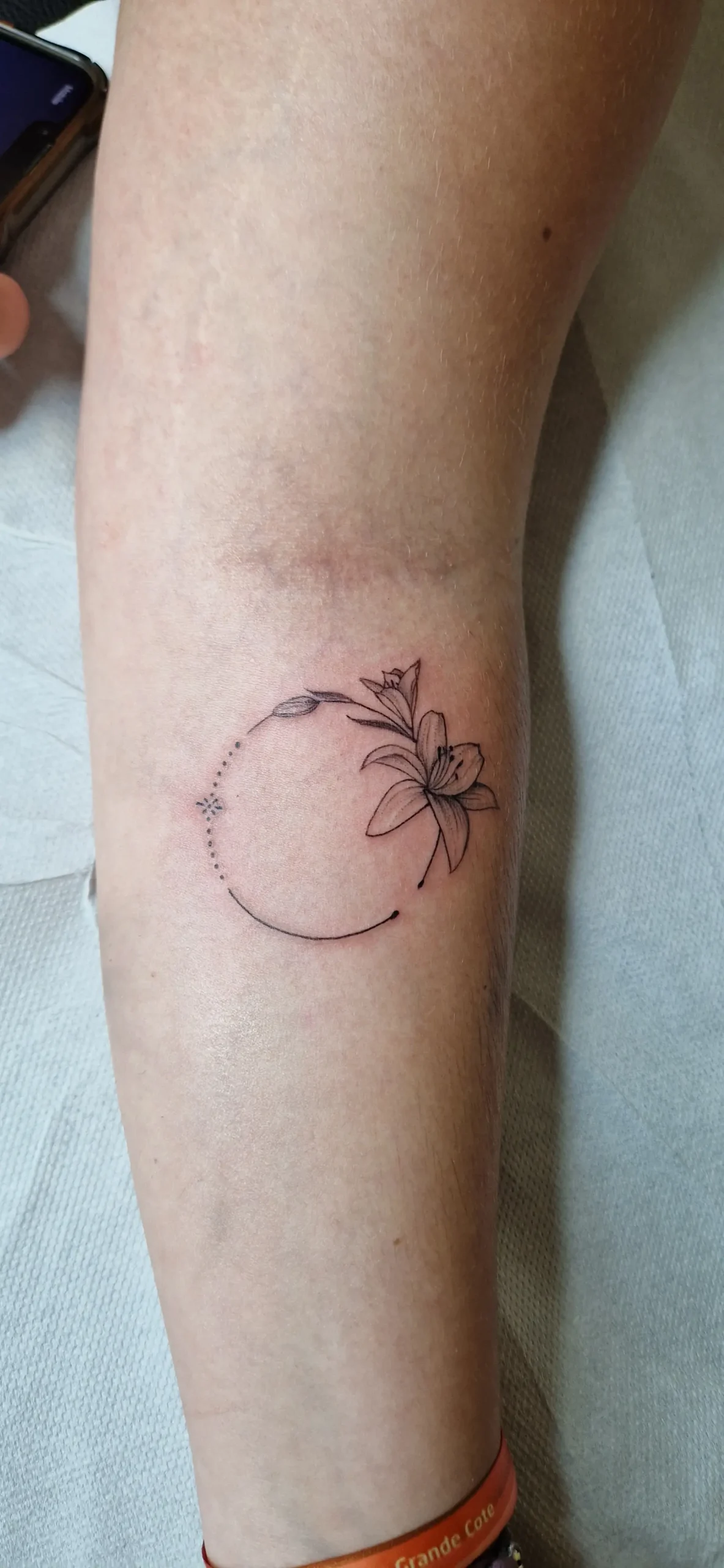 Tatouage de fleur sur l'avant bras.