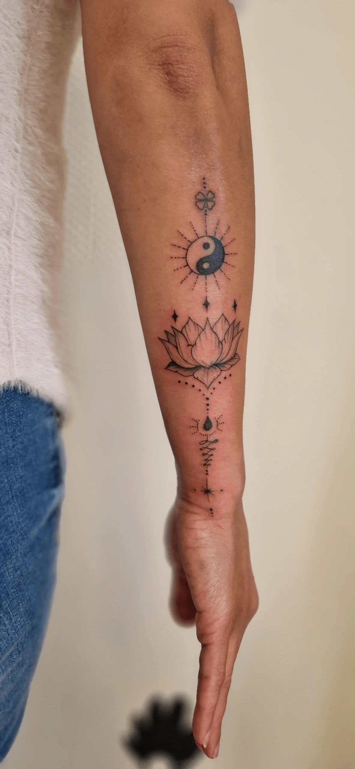 Tatouage de lotus sur l'avant bras.