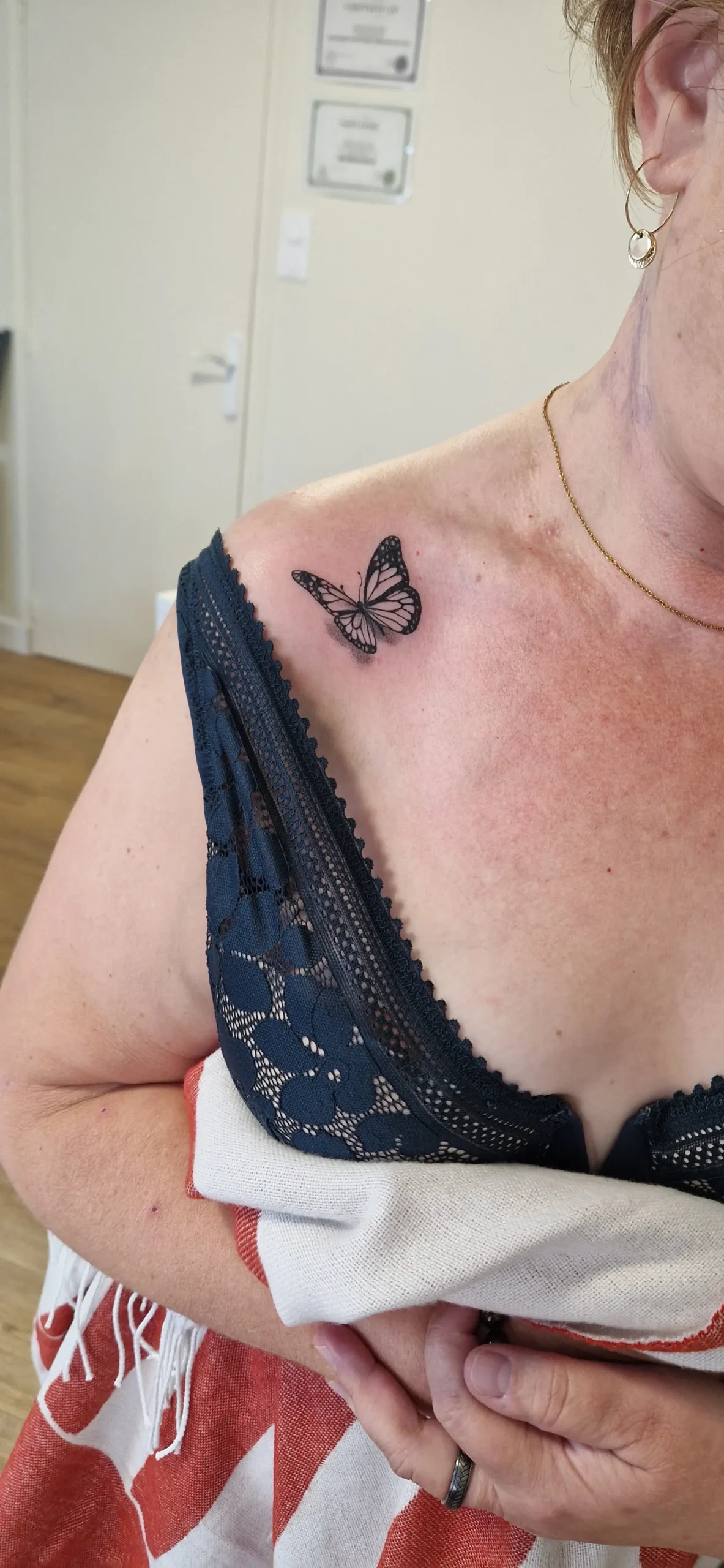 Tatouage de papillon sur l'épaule.