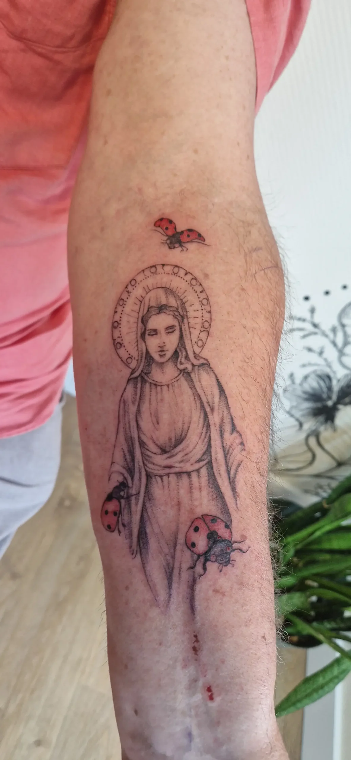 Tatouage de sainte sur l'avant bras.