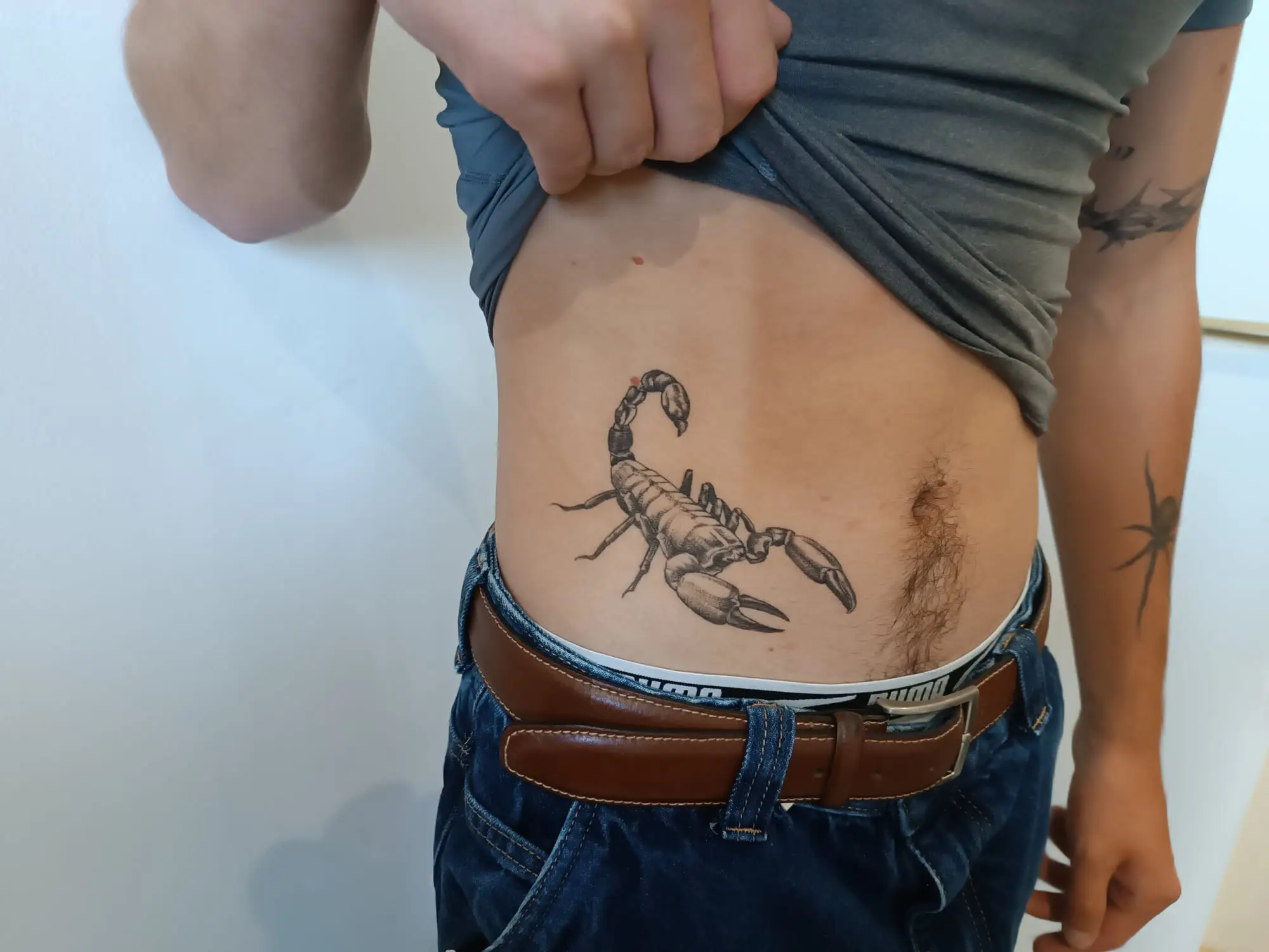 Tatouage de scorpion sur le ventre.